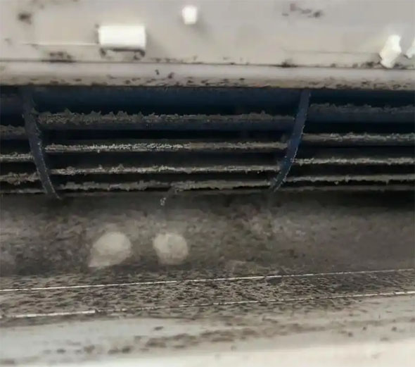 马尔康空调吹的风有股烧焦味是怎么回事